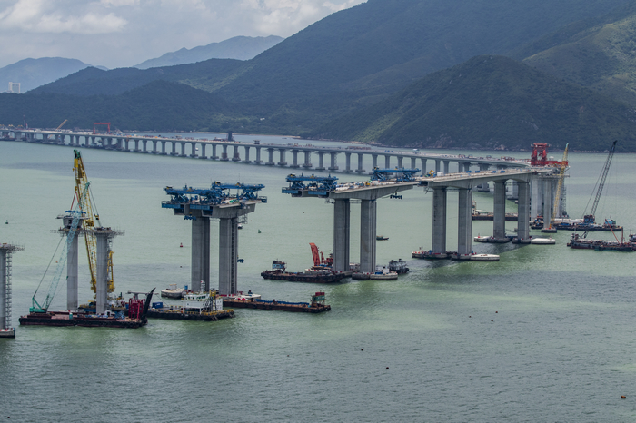 港珠澳大橋香港段接線高架橋建設時期的場景。資料圖..jpg