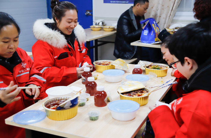 工地上的“火辣”團年飯。白居寺長江大橋項目為留守人員送上火鍋套餐 (3).jpg